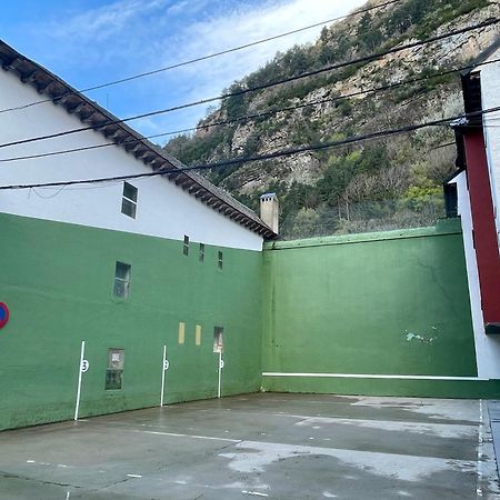 Calmfranc Atico Abuhardillado Con Vistas Al Rio Y La Montana Avistamiento De Ciervos En Canfranc Pueblo Zewnętrze zdjęcie