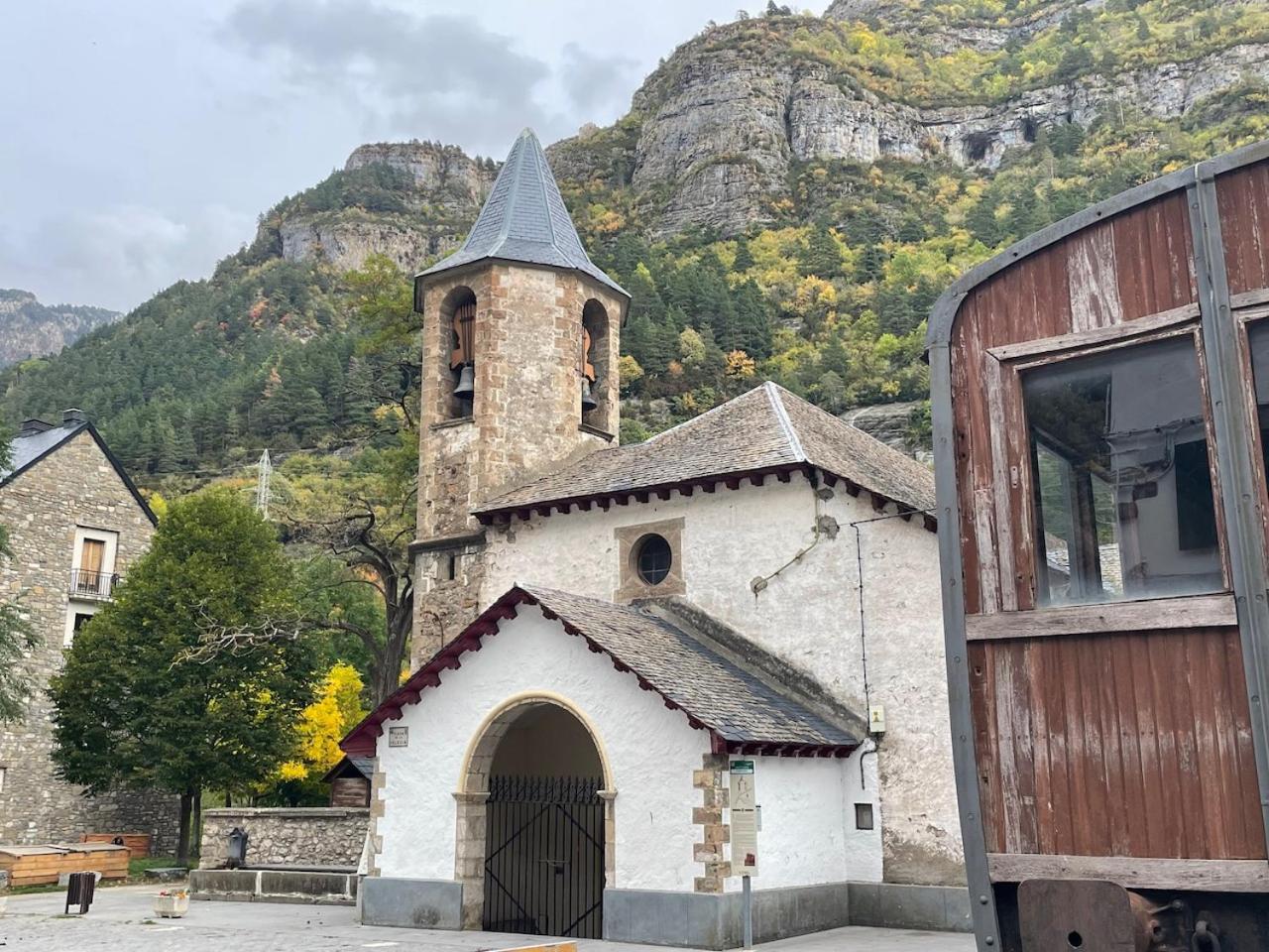 Calmfranc Atico Abuhardillado Con Vistas Al Rio Y La Montana Avistamiento De Ciervos En Canfranc Pueblo Zewnętrze zdjęcie