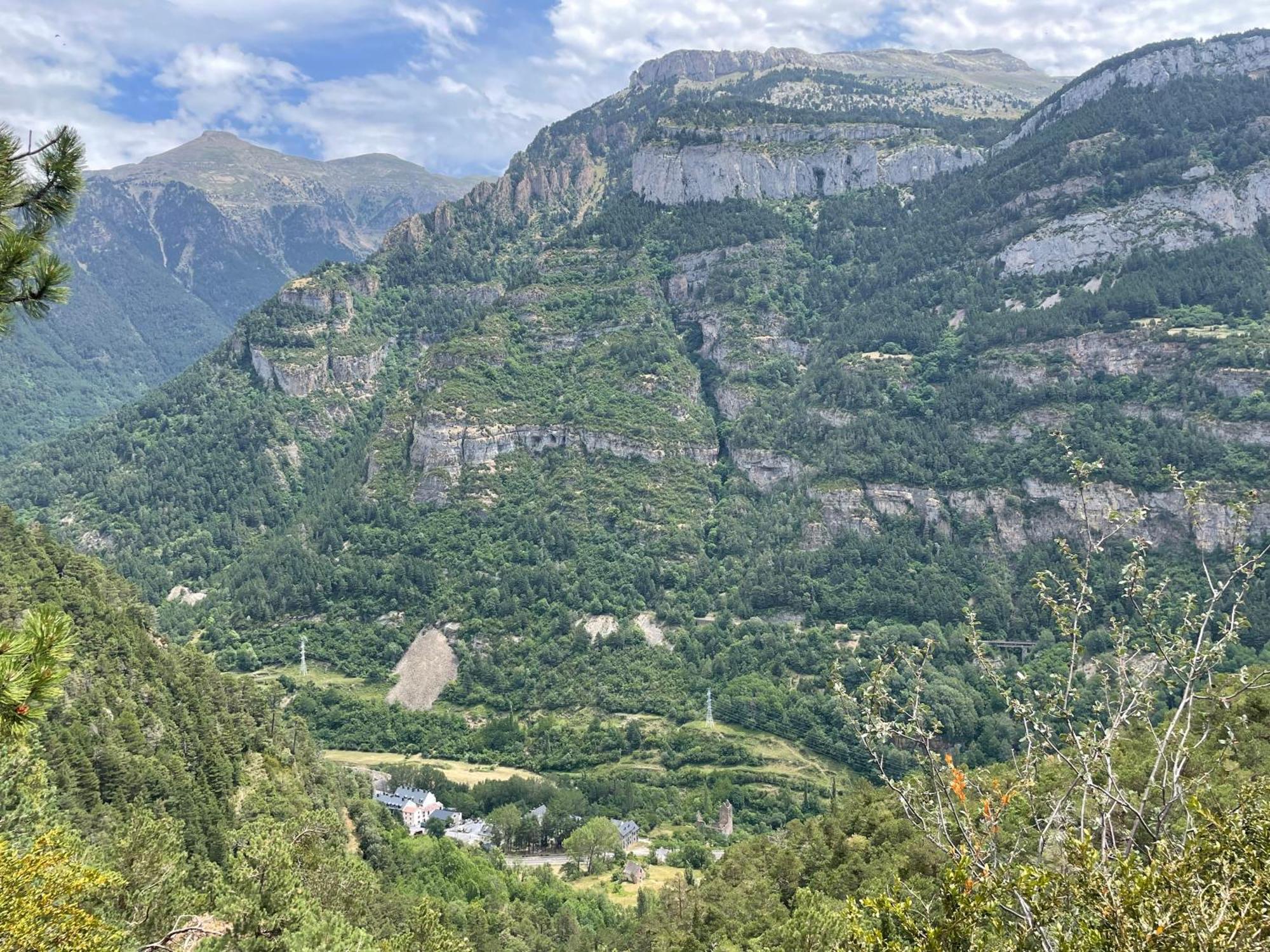 Calmfranc Atico Abuhardillado Con Vistas Al Rio Y La Montana Avistamiento De Ciervos En Canfranc Pueblo Zewnętrze zdjęcie
