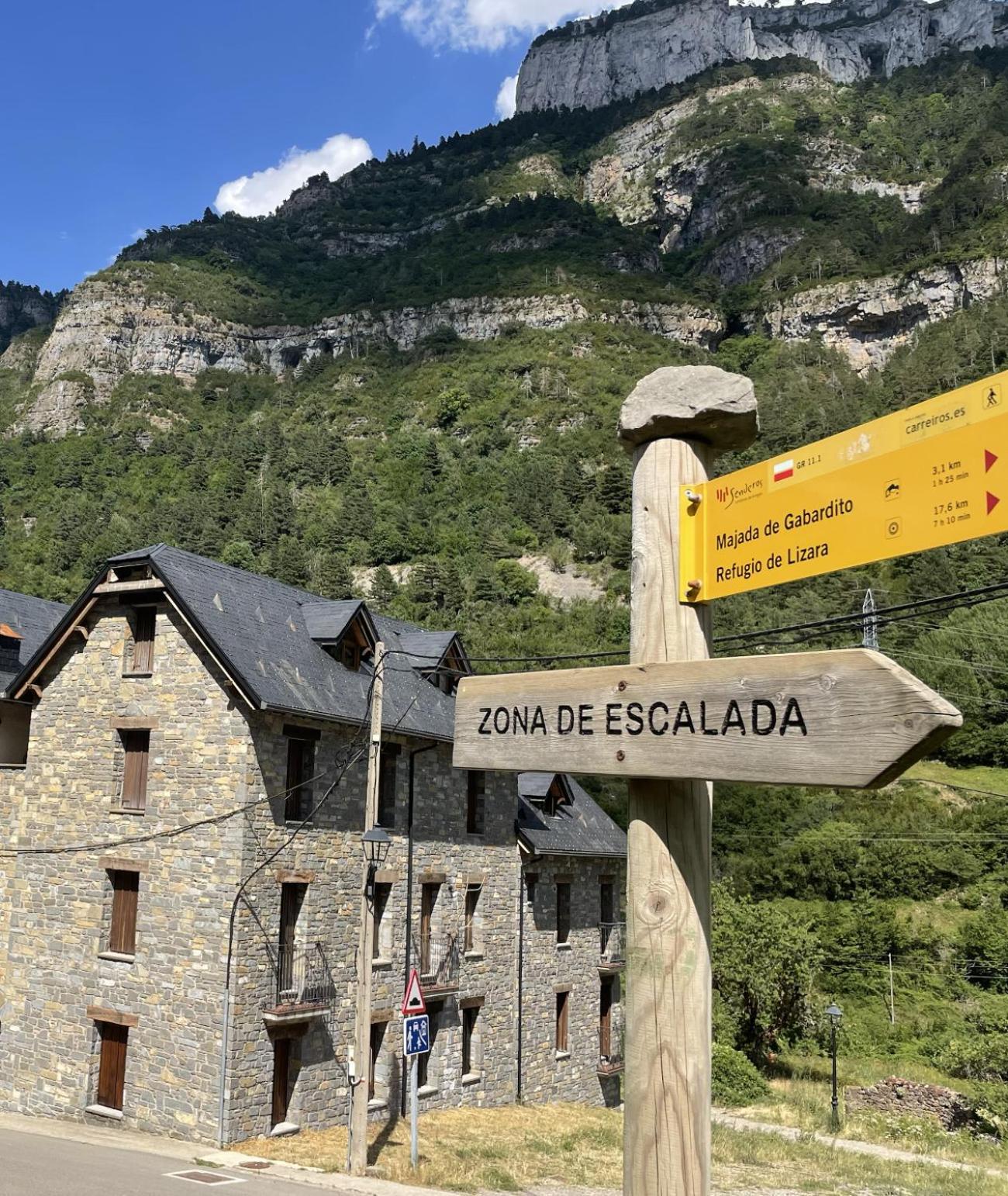 Calmfranc Atico Abuhardillado Con Vistas Al Rio Y La Montana Avistamiento De Ciervos En Canfranc Pueblo Zewnętrze zdjęcie
