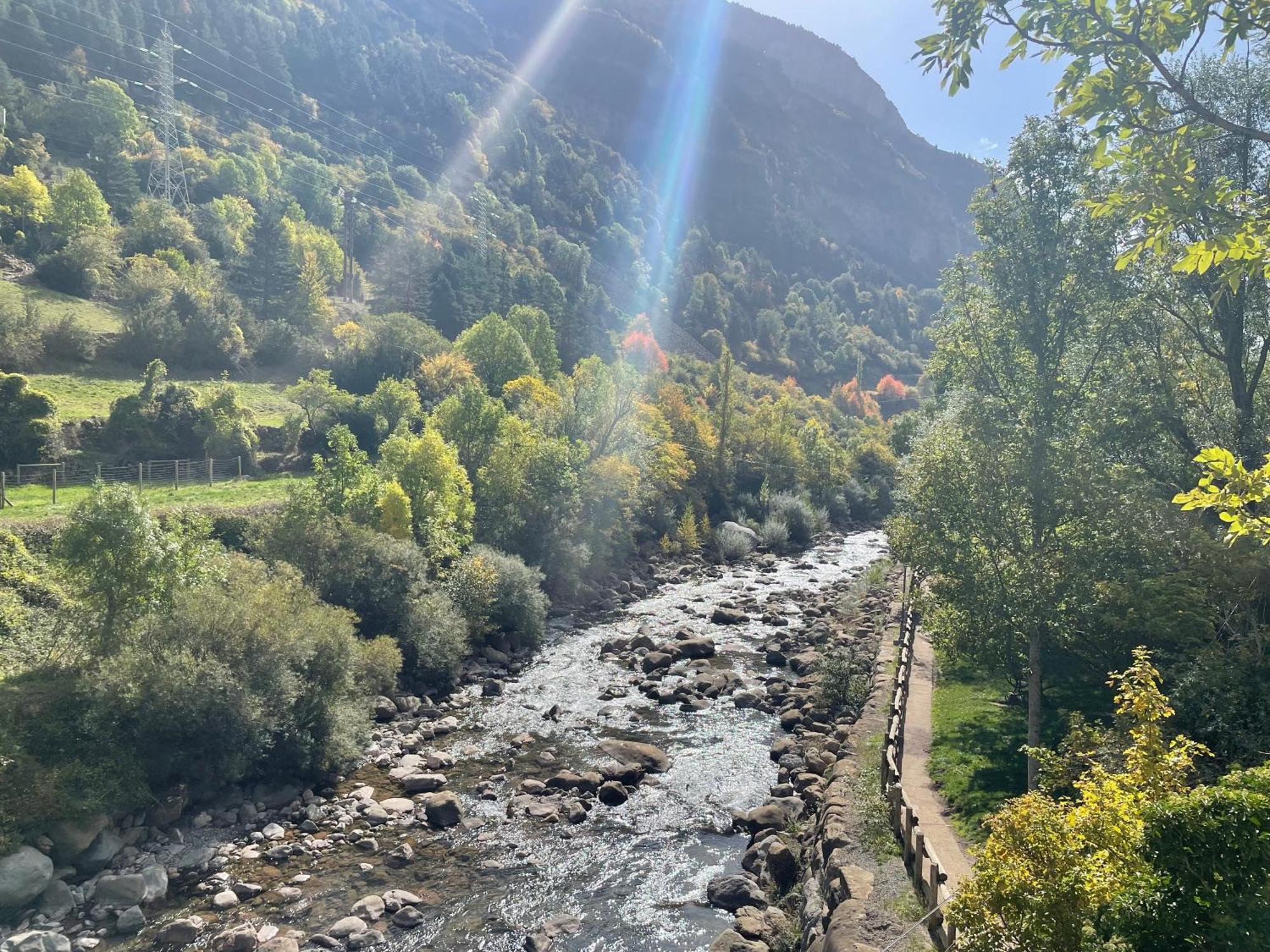 Calmfranc Atico Abuhardillado Con Vistas Al Rio Y La Montana Avistamiento De Ciervos En Canfranc Pueblo Zewnętrze zdjęcie