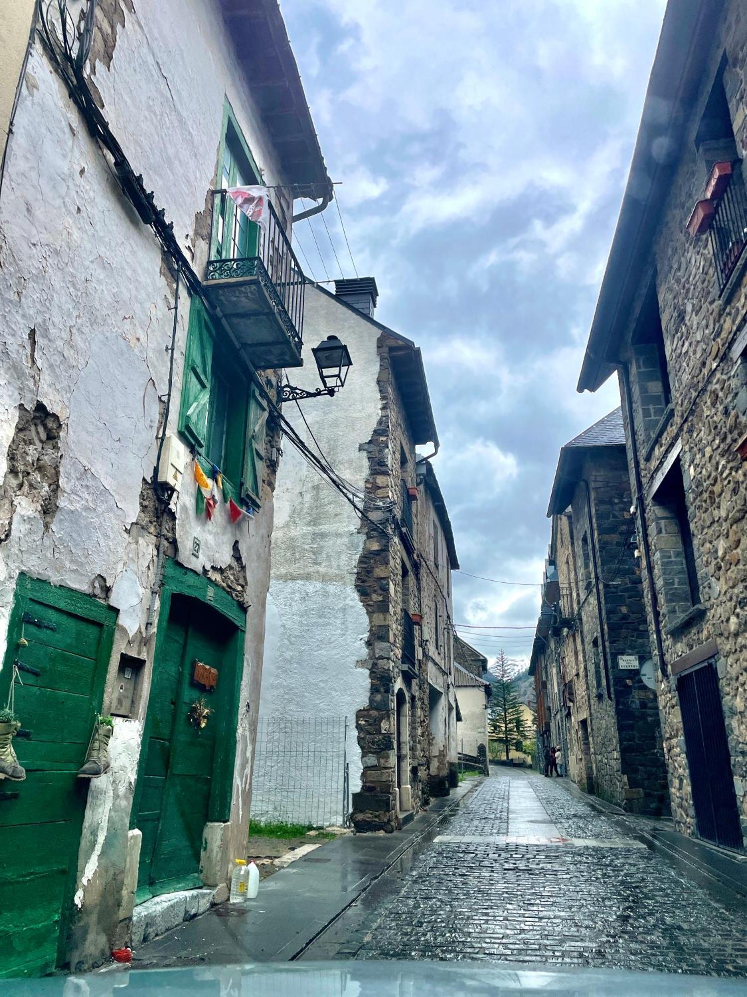 Calmfranc Atico Abuhardillado Con Vistas Al Rio Y La Montana Avistamiento De Ciervos En Canfranc Pueblo Zewnętrze zdjęcie