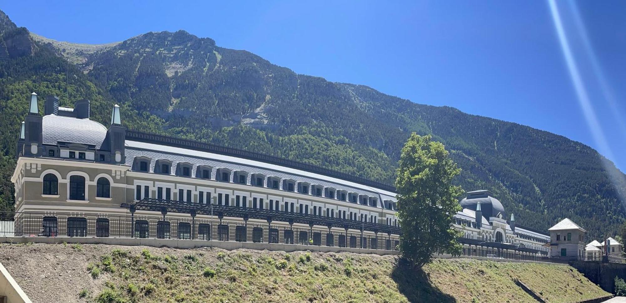 Calmfranc Atico Abuhardillado Con Vistas Al Rio Y La Montana Avistamiento De Ciervos En Canfranc Pueblo Zewnętrze zdjęcie
