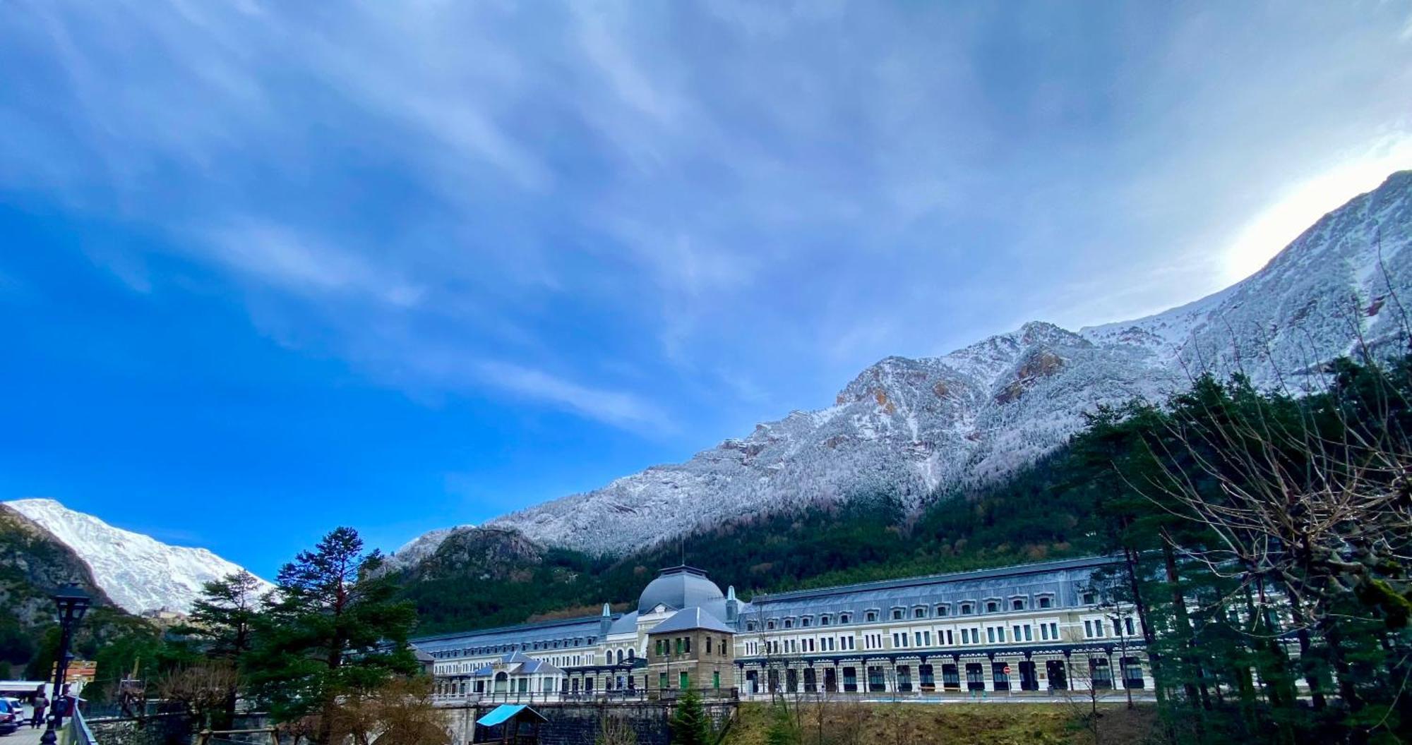 Calmfranc Atico Abuhardillado Con Vistas Al Rio Y La Montana Avistamiento De Ciervos En Canfranc Pueblo Zewnętrze zdjęcie