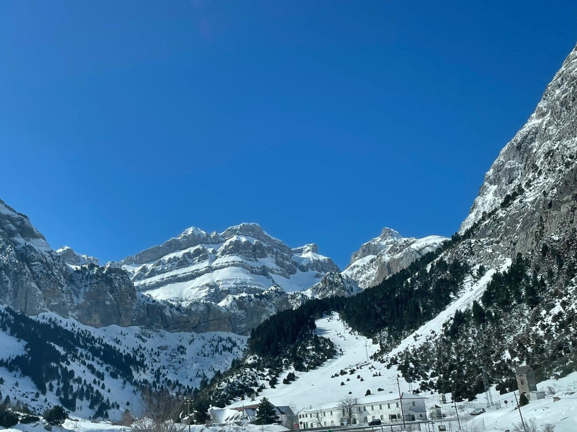 Calmfranc Atico Abuhardillado Con Vistas Al Rio Y La Montana Avistamiento De Ciervos En Canfranc Pueblo Zewnętrze zdjęcie