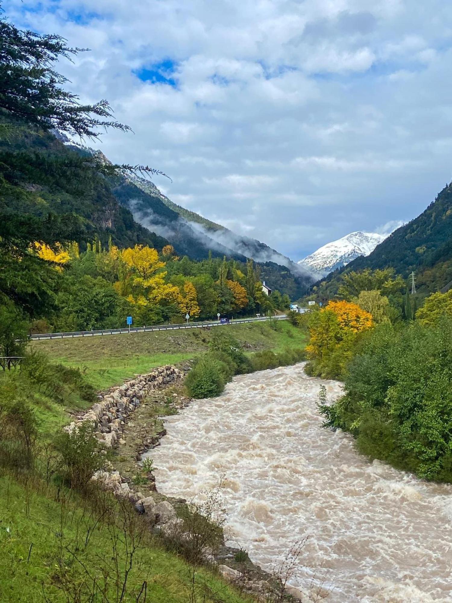 Calmfranc Atico Abuhardillado Con Vistas Al Rio Y La Montana Avistamiento De Ciervos En Canfranc Pueblo Zewnętrze zdjęcie