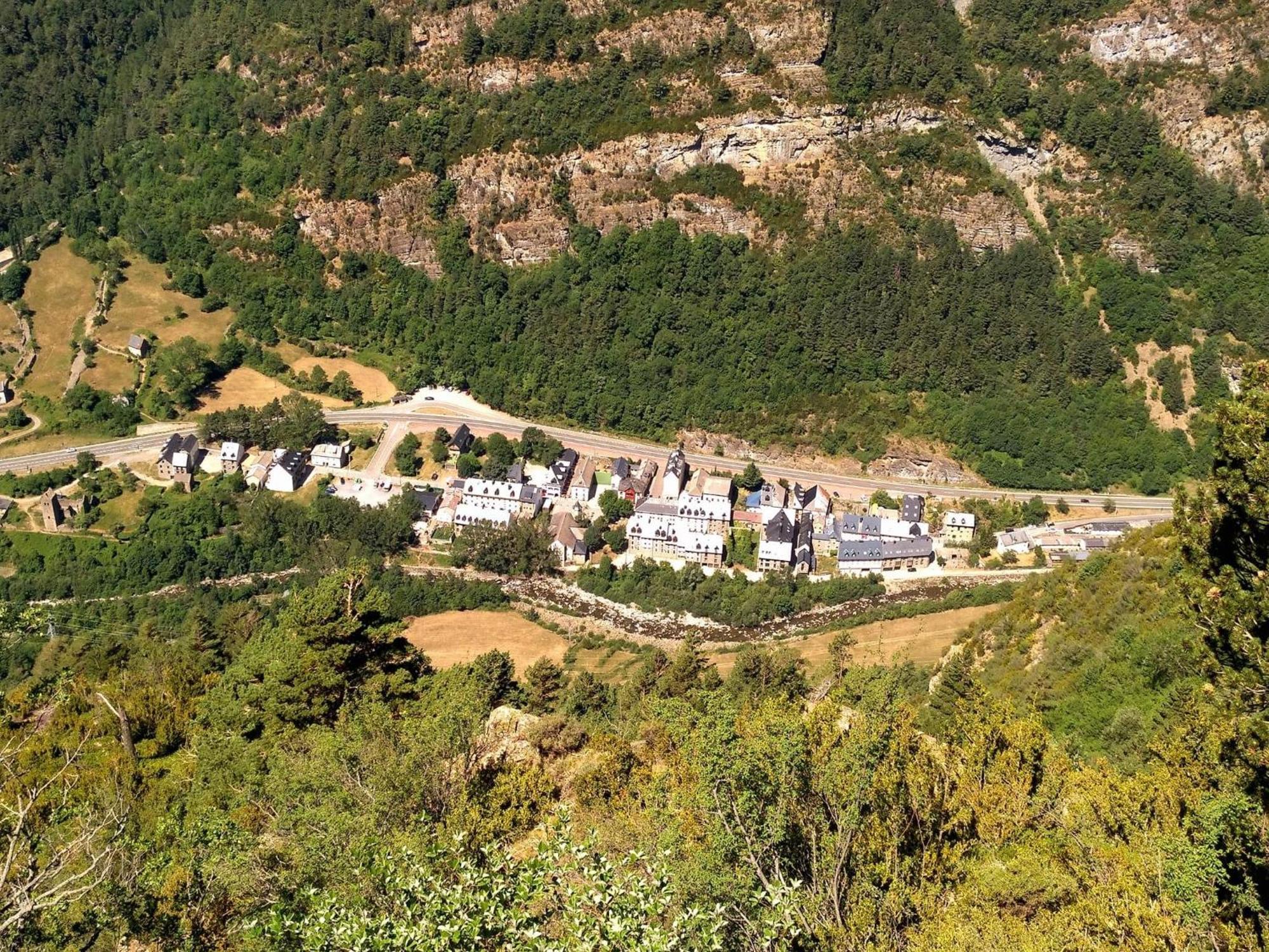 Calmfranc Atico Abuhardillado Con Vistas Al Rio Y La Montana Avistamiento De Ciervos En Canfranc Pueblo Zewnętrze zdjęcie